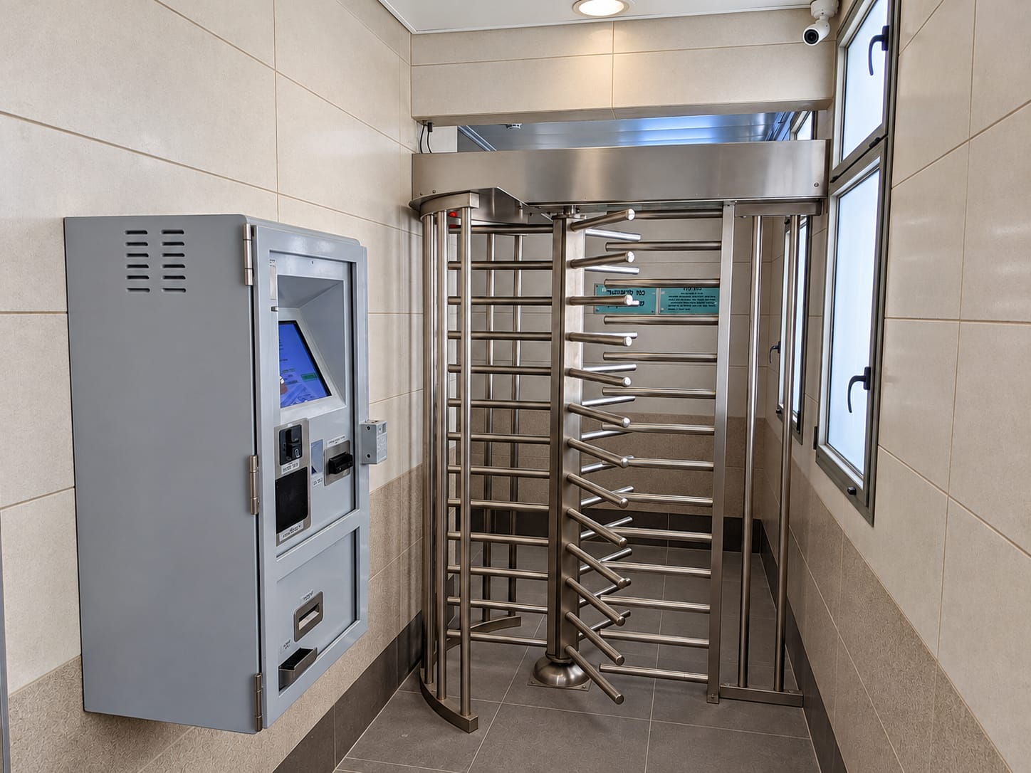 עמדת תשלום של מד פארק לצד קרוסלת הכניסה במקווה